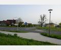 Bild: bey
Die Linde (im Hintergrund) hat jetzt zum neuen Straßenrand fünf Meter Abstand, so dass in Verbindung mit einem Wurzelschutz ihr Erhalt gesichert sein soll.