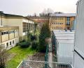 Bild: Gabi Schönberger
Die Lobkowitz-Realschule Neustadt/WN muss erweitert werden. Dafür muss die Schwimmhalle (links) weichen.