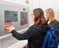 Bild: Petra Hartl
Das neue Video-Reisezentrum am Bahnhof in Amberg sollte am 18. April öffnen. Es ist aber schon jetzt am Netz. Sehr zur Freude von Fabienne (links) und Michaela, die den neuen Service wie viele andere Reisende bereits nutzen.