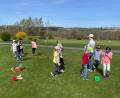 Bild: Monika Arbter-Hubrich/exb
Bevor das Golftraining begann, durfte ein Aufwärmprogramm nicht fehlen. Spielerisch meisterten die Kinder einen Aufwärmparcours, um anschließend verletzungsfrei die Golfstationen absolvieren zu können.