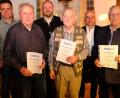 Bild: do
Mit Hans Diepold (Zweiter von links), Albert Müller (Bildmitte) und Anton Rupprecht (rechts) ehren Zweiter Bürgermeister Roland Hörl (von links), Landrat Andreas Meier und Bürgermeister Albert Nickl drei "Stützen der Partei und tragende Säulen des Gemeindelebens".