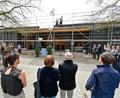Bild: Petra Hartl
Beim Richtfest für die offene Ganztagsbetreuung der Grund- und Mittelschule Ammersricht war die Vorfreude auf das Ende eines 15 Jahre währenden Provisoriums deutlich spürbar.