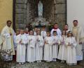 Bild: soj/exb
Pfarrer Pater Anish George (links) und Diakon Rudolf Hoffmann (rechts) mit den Kommunionkindern
