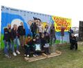 Bild: kaz
Der Jugendtreff Kastl hatte zum Graffiti-Workshop eingeladen. Als Kursleiter konnte Illustrator und Grafikkünstler Nils Oskamp (rechts) gewonnen werden. Jugendarbeiterin Nicole Mißler (Vierte von rechts) sowie Laura Weid und Hannah Schraml (von links) übernahmen die Betreuung.