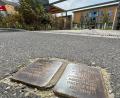 Bild: Petra Hartl
Vor ihrer letzten Wohnadresse in Amberg erinnern Stolpersteine an Ernst und Rosa Bloch. Das Paar lebte in der Schlachthausstraße 12. Dort befindet sich heute das Bürgerspital-Seniorenheim.