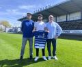 Bild: srm
In Rosenberg ist man froh, dass er da ist: Der Sportliche Leiter des TuS Rosenberg Manuel Röhrer (links) und Spartenleiter Jörg Schlötter (rechts) mit dem neuen Spielertrainer der ersten Mannschaft, Niko Becker.