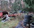 Bild: exb
Am Waldrand bei Ehenfeld ist dieses wilde Reifen - und Maschinenlager zu finden.