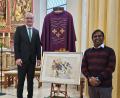 Bild: ric
Die Geschenke der Pfarrei Herz Jesu zu seiner Primiz vor drei Jahrzehnten sind Pfarrer Thomas Diermeier (links) noch immer lieb und teuer. Er brachte sie am Sonntag mit nach Rosenberg. Pfarrer Dr. Donald (rechts) hieß ihn willkommen.