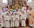 Bild: bk
"Jesus gibt euch Kraft und Hoffnung für euren Lebensweg", sagt Pfarrer Benny Joseph zu den fünf Mädchen und vier Jungen, die in Freihung Erstkommunion feiern.