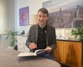 Bild: Schönhofen
Johannes Bregulla ist Physiotherapeut in Weiden. Er erklärt, worauf es bei einer aufrechten Haltung im Arbeitsalltag ankommt.