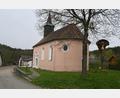 Bild: kki
Idyllisch gelegen im Zentrum von Enzenrieth sind die Schäden der kleinen Kirche St. Georg von weitem schon auszumachen.