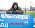 Bild: Sebastian Gollnow/dpa
Klimaaktivist Wolfgang Metzeler-Kick ist seit dem 7. März im Hungerstreik.
