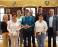 Bild: jma
Den Hauptpersonen (vorne, von links) Gabriele Steger, Günther Biersack und Gabriele Schlegl galten Glückwünsche aus der Kollegenschaft und dem Personalrat sowie von Bürgermeister Joachim Neuß (rechts).