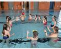 Bild: gi
Wasserballspielen macht den Ferienkids im Moosbacher Hallenbad großen Spaß.