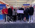 Bild: Johannes Troesch/exb
Freude über die Spende der Service-Clubs, hier für die BRK-Wasserwacht: Im Bild von links Lara Krüger und Rainer Bartsch (DLRG), Harry Ipfling (Präsident Rotary-Club Fichtelgebirge), Achim Träger (DLRG), Edith Kalbskopf (Präsidentin Soroptimist Luisenburg/Bad Alexandersbad), Rosi Döhler (Präsidentin Lions-Club Selb), Oliver Schott (Präsident Lions-Club Marktredwitz-Fichtelgebirge), Anton Schatzberger (Präsident Rotary-Club Stiftland), Peggy Mother-Bayerl, Bernd Hör (beide Wasserwacht) und Sven Lehner (BRK).