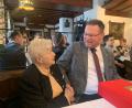 Bild: bö
Ihren 95. Geburtstag feiert die älteste Bürgerin von Mendorferbuch, Katharina Schmidt, im Kreise ihrer Familien und mit vielen Gästen. Für die Markgemeinde Hohenburg gratuliert Bürgermeister Florian Junkes (rechts).