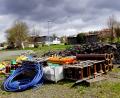 Bild: bkr
Die inzwischen insolvente Firma, die mit den Kanal- und Wasserleitungsarbeiten in Witzlasreuth beauftragt war, hat einen Haufen mit Asphaltaufbruch und allerhand Baumaterial hinterlassen. Was damit geschieht, ist noch nicht geklärt.