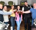 Bild: Petra Hartl
Stoßen schon mal vorab mit dem Festbier auf das Frühlingsfest an: Der von der Stadt mit der Gesamtorganisation der Dult beauftragte Generalunternehmer Karl Uebel (Zweiter von links) mit seinem Sohn James Rackley (links) sowie (von links) Kulturamtsleiterin Angela Thar, Frühlingsfest-Projektleiterin Sarah Strauß, Festwirt Bastian Schuhmann und Fuchsbeck-Chef Armin Ertel.