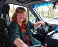 Bild: Petra Hartl
Unterwegs mit Busfahrerin Christa Fröhlich auf der Linie 404. Gemeinsam mit ihren Fahrgästen hat sie erreicht, dass die Route durch die Obere Hockermühle in Amberg wieder geändert wird.