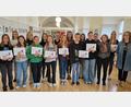 Bild: Mädchenrealschule Waldsassen/exb
Die Sieger aus der Klasse 7a: Nadja Blechinger, Hanna Keller, Amelie Heindl, Nicolas Kunz, Anja Zölch; Französischlehrerin Maud Simon, Schulleiterin Kerstin Reiter.