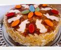 Bild: Heidi Brenner/exb
Mit Papierschablonen lassen sich ganz leicht Häschen auf die Ostertorte zaubern.