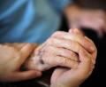 Bild:  Daniel Reinhardt/dpa
Immer mehr Menschen verbringen die letzte Phase ihres Lebens im Pflegeheim. Im Projekt "Zeitintensive Betreuung" können sich Pflegekräfte mehr Zeit für Gespräche, Sitzwachen oder die Nahrungsaufnahme nehmen. Das Projekt geht in Amberg und Amberg-Sulzbach nun in das zweite Jahr.