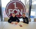 Bild: fpoz
Louis Eckstein (links) bei der Vertragsunterzeichnung mit Michael These, der Club-Kaderplaner für die U12 bis U17. These trainiert zudem die U17 des 1. FC Nürnberg.