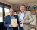 Bild: Stefanie Gradl
Bürgermeister Hans Martin Schertl gratulierte dem Jubilar Richard Lindner (links) zum 90. Geburtstag.