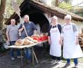 Bild: mab
Hobbybäcker Jonas Beck (Zweiter von links) bereitet den Schwarzenfelder Johannitern eine köstliche und nützliche Ostergabe zugleich. Im Hintergrund der wieder aktivierte Backofen.