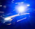 Bild: Marijan Murat/dpa
Ein Polizeifahrzeug fährt mit Blaulicht an einem Gebäude vorbei.