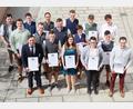 Bild: exb/Regierung der Oberpfalz/Stühlinger- Weinhändler
Die Oberpfälzer Absolventen der Fortbildung zum Meister in der Landwirtschaft nehmen ihre Auszeichnungen in Regensburg entgegen.