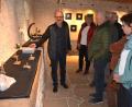 Bild: jr
Steinmetzmeister Klaus Neugirg (links) gibt eine kurze Einführung in seine Ausstellung.