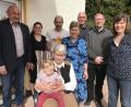 Bild: mma
Bürgermeister Georg Götz, Alexandra Beller, Thomas und Silvia Greilich, Alfred Lettner, Pfarrvikar Christian Preitschaft und Maria Koller gratulierten Maria Lettner (Mitte), die sich auch über ihre Enkelin Charlotte freute. (von links).