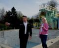 Bild: bey
Bürgermeister Rainer Rewitzer und Zweite Bürgermeisterin Andrea Lang sind überzeugt, dass die Sanierung des Pleysteiner Freibades gelingen wird.
