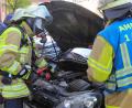Bild: Wolfgang Steinbacher
Das Löschen war bei dem Schwelbrand nicht das Problem, sondern die Frage, wie die Feuerwehr unter die Motorhaube des qualmenden Autos kommt.