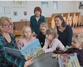 Bild: gis/exb
Monika Gleißner (links) liest Kindern jeden zweiten Freitag im Monat im Bücherstadl vor.