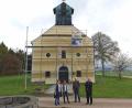 Bild: Portner
Stadtpfarrer Alfons Kaufmann (von rechts) und Kirchenpfleger Günther Flierl berichten zusammen mit Annemarie Meier und Maria Hanauer von den Arbeiten an der Johannisbergkirche.