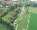 Bild: bey
"Sonnenhang Trail" – so heißt die neue Bikestrecke entlang der Baumreihe als sichtbare Trennung zum Campingplatz innerhalb der Freizeitanlage der Stadt Pleystein.