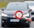 Symbolbild: Daniel Karmann/dpa/Archivbild
Beamte der Grenzpolizei Waldsassen kontrollierten einen Autofahrer aus Ungarn.