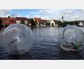 Symbolbild: Gerhard Götz
Kreativität kennt keine Grenzen: So wie es hier vor der Kulisse der Stadt Schönsee beim Seefest in großen Blasen übers Wasser geht, sollen im Förderverein auch die Ideen für eine lebenswerte Stadt "blubbern".