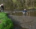 Bild: Gabi Schönberger
Tief im Schlamm steckt Peter Augustin in der Pfreimd bei Tanzmühle. Am Ufer stehen Michael Nitschke, Werner Völkl und Arnold Kimmerl (von links). Hier war ein Paradies für Fische und Vögel.