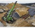 Bild: Wolfgang Erhart/exb
Eine große Herausforderung stellt der Bau der Bahnunterführung dar. Dazu waren im Vorfeld riesige Erdbewegungen zu bewältigen. Die Brücke wird neben der Bahnlinie auf sogenannten Verschubbahnen gebaut.