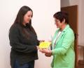 Bild: fvo
Angelina Wallmeyer (links) und Frauenbund-Vorsitzende Sieglinde Zielbauer bei der Spendenübergabe für das Projekt in Bolivien.