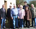 Bild: wro
Richard Kellner (Dritter von links) wurde 85 Jahre alt. Zum Jubiläum gratulierten Wiesaus Dritter Bürgermeister André Putzlocher, Chorleiter und Kirchenorganist Jakob Schröder (von links), die Chormitglieder August und Anna Kellner sowie Christa Holm (vordere Reihe von rechts). Glückwünsche kamen auch von Bastian und Susanne Kellner (hintere Reihe von rechts).