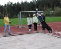 Bild: prh
DJK-Abteilungsleiter Sportabzeichen, Erwin Götz (im Sprung) macht vor, wie es geht. Im Hintergrund messen die Prüfer Michael Birner und Winfried Kraus (links und rechts) den Sprung. Gründungsmitglied Annemarie Nachtmann (Dritte von links) und Prüferin Silvia Hauer-Kassner bewerten den Sprung.