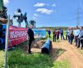 Bild: Gabi Schönberger
Neustadts Landrat Andreas Meier (links) erklärt bei einem Festakt zum Baubeginn des letzten Abschnitts eines großen Wasserleitungsverbunds Einzelheiten des Projekts. Im Vordergrund ist ein Stück Leitungsrohr mit rund 40 Zentimetern Durchmesser zu sehen.