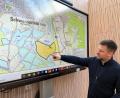Bild: ihl
Schwarzenfelds Bürgermeister Peter Neumeier deutet auf das Abbaugebiet in der Naabschleife.