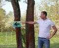 Bild: Manuel Lischka, Landkreis Schwandorf/exb
Organisator Christian Meyer zeigt die Streckenmarkierung, die zum Lauf entlang der Strecke angebracht wird