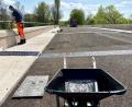 Bild: Gabi Schönberger
Noch ist die Waldnaabbrücke in Unterwildenau eine Baustelle. Aktuell wird auf dem Bauwerk an der Asphaltdecke gearbeitet. Ende April soll der Verkehr wieder über die Brücke rollen.
