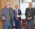 Bild: dob
Kreisheimatpfleger Peter Staniczek präsentiert den 45. Streifzug. Obwohl der Heimatkundliche Arbeitskreis eigentlich nicht mehr existiert, recherchierte ein Team von Autoren zum Jubiläum die Geschichte der Stadt, die in Altenstadt beginnt. "Ohne Altenstadt gäbe es kein Jubiläum", sagt Staniczek.